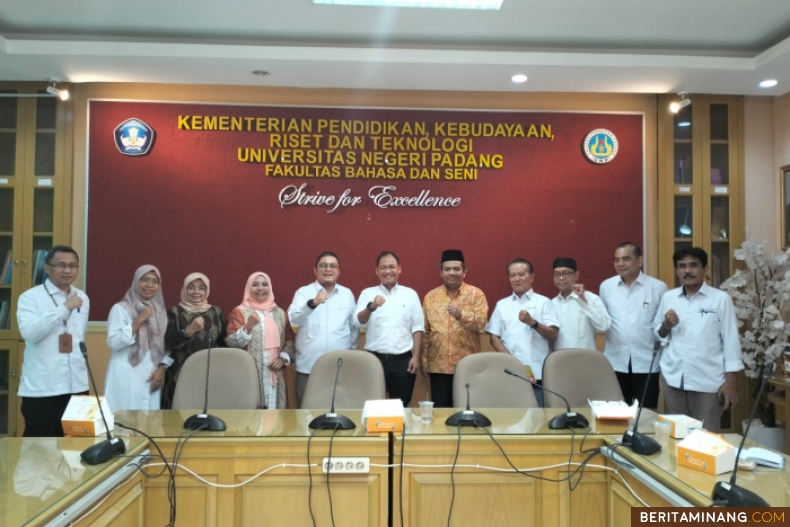 Fakultas Bahasa dan Seni Universitas Negeri Padang (FBS UNP) menggelar Training of Trainer (ToT) Penulisan Proposal Penelitian DRTPM di Ruang Sidang FBS UNP Senin (11/12). Foto ET.