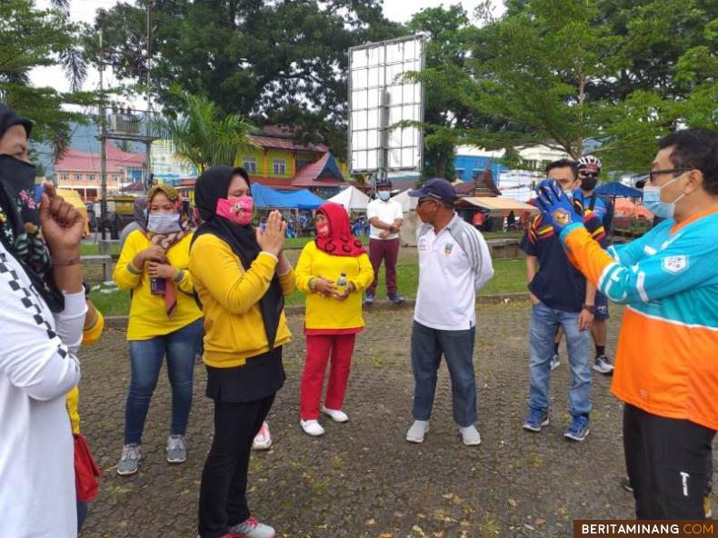 Pjs. Bupati Solok Selatan Jasman Rizal dengan warga di di Ruang Terbuka Hijau (RTH) Muara Labuh Solok Selatan. Foto: Humas Solsel