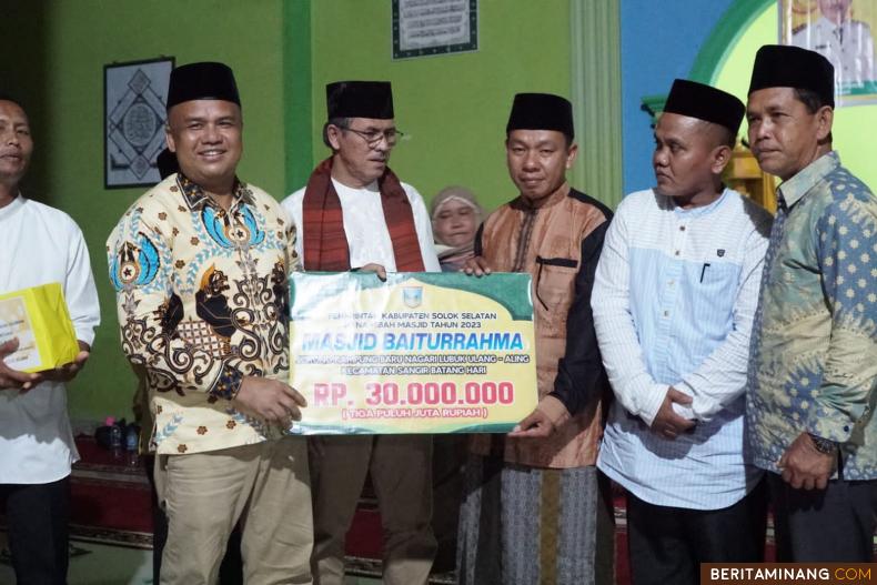 Anggota DPRD Solsel, Syafril didampingi Sekretaris DPRD Solsel Delvi serahkan dana hibah pada pengurus Masjid Masjid Baiturrahmah Kampung Baru saat TSR 3 Pemda Solsel berkunjung, Sabtu (8/4/2023). Foto Afrizal Amir