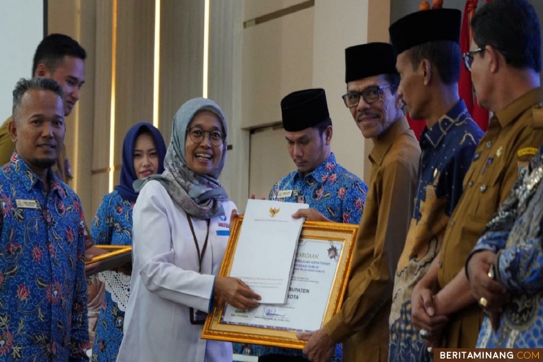 Bupati Safaruddin Menerima Penghargan dari Ombudsman RI di Auditorium Gubernuran, Senin, (08/01/2024). Foto : Dok Diskominfo Liko