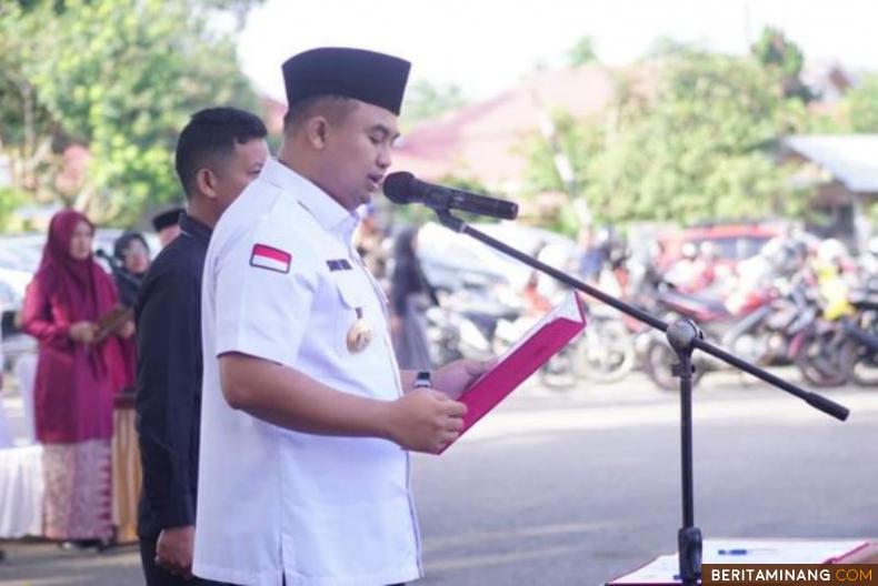 Bupati Dharmasraya, Sutan Riska Tuanku Kerajaan saat melantik 652 Pegawai Pemerintah dengan Perjanjian Kerja (PPPK), di Halaman Kantor Bupati setempat, Pulau Punjung, Jum'at (28/07/2023).Foto: Kominfo Dharmasraya