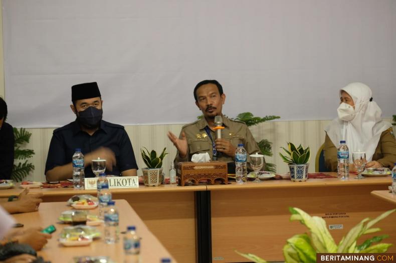 Direktur Buah dan Florikultura Kementan, Dr. Liferdi, S.P., M.Si., saat bertemu dengan Wako Padang Panjang, H. Fadly Amran, BBA Datuak Paduko Malano dalam acara Temu Teknis Pengembangan Hortikultura Kota Padang Panjang di Aula Dispangtan, Selasa (11/1).