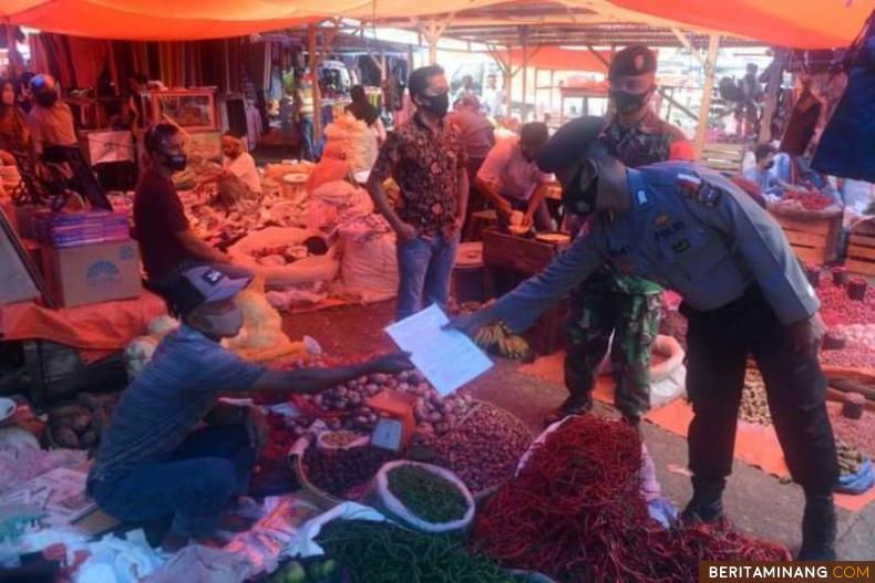 Anggota Polri dan TNI di Solsel turut melakukan sosialisasi bersama Satpol PP Solsel di Pasar Padang Aro,  Rabu (16/9/2020). Foto: Afrizal. A