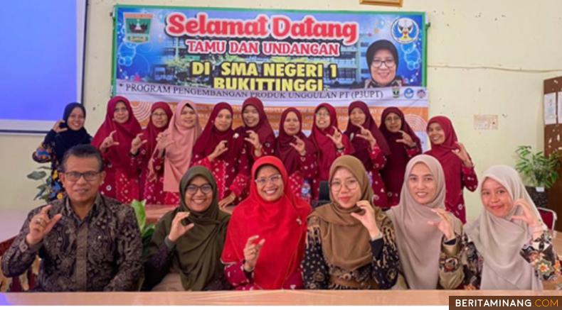 Tim LPPM UNP yang diketuai Prof. Dr. Mawardi, M.Si, foto bersama dengan peserta edukasi model pembelajaran FGIL yang dipusatkan di SMAN 1 Bukittinggi. Foto: Tim LPPM UNP