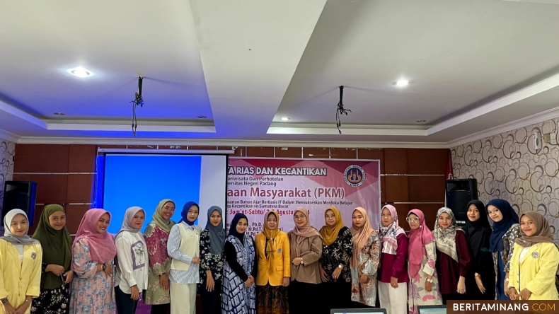 Ketua Tim Pengabdian, Dra. Rahmiati, M.Pd., Ph.D foto bersama Guru-Guru SMK Kecantikan Se Sumatera Barat di SMKN 6 Padang. Foto: Tim Pengabdian