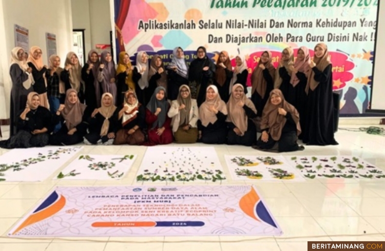 Tim Pengabdian Kepada Masyarakat (PKM) Nagari Mambangun Lembaga Penelitian dan Pengabdian Masyarakat (LPPM) Universitas Andalas, foto bersama dengan peserta pelatihan di Aula Sekolah Dasar Terpadu Muhammadiyah Sarilamak, Tanjung Pati, Kabupaten Limapuluh Kota. Foto-Foto: Tim Pengabdian Unand