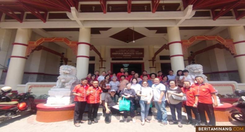 Foto bersama Jurusan Sejarah FIS Universitas Negeri Padang (UNP) dengan peserta FGD pendampingan eksplorasi makam Siauw Beng Tjoan sebagai asset dan pengembangan potensi wisata sejarah, budaya dan spiritual di kawasan Kota tua Padang, Sumbar. Foto-Foto: Tim Pengabdian