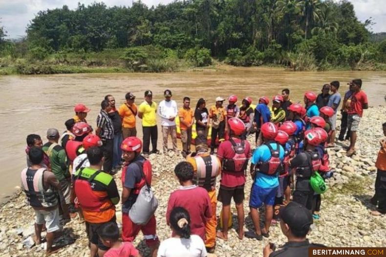 Tim Penyelamat gabungan saat siap melakukan pencarian korban hanyut di Batang Palangki Sijunjung. Foto jurnalsumbar