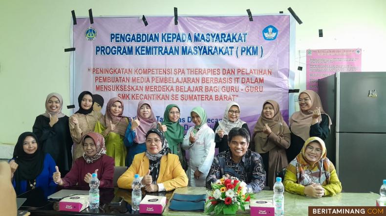 Kepla LPPM UNP Prof. Yahandri, M.Si.,  Ph.D dan Tim PKM Depatemen Pendidikan Tata Rias dan Kecatikan FPP UNP foto bersama dengan peserta usai pembukaan kegiatan,Minggu 10 September 2023. Foto: Tim PKM FPP UNP