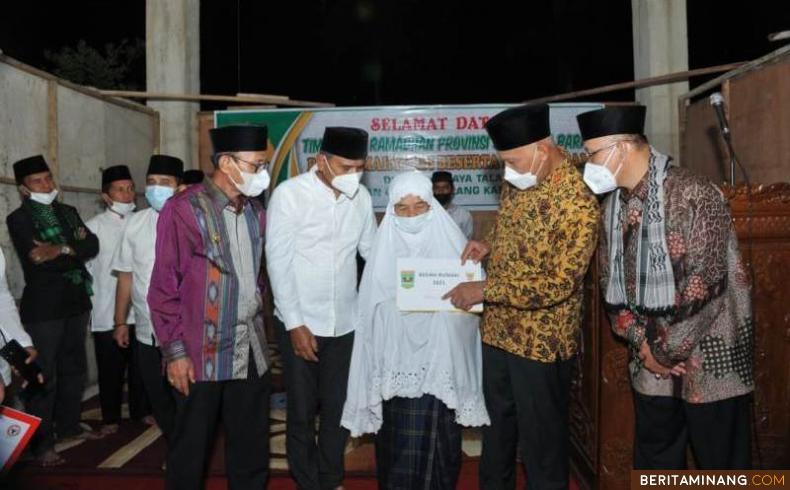 Gubernur Mahyeldi saat menyerahkan bantuan di Masjid Raya Talang, Solok. Foto: Humas Sumbar