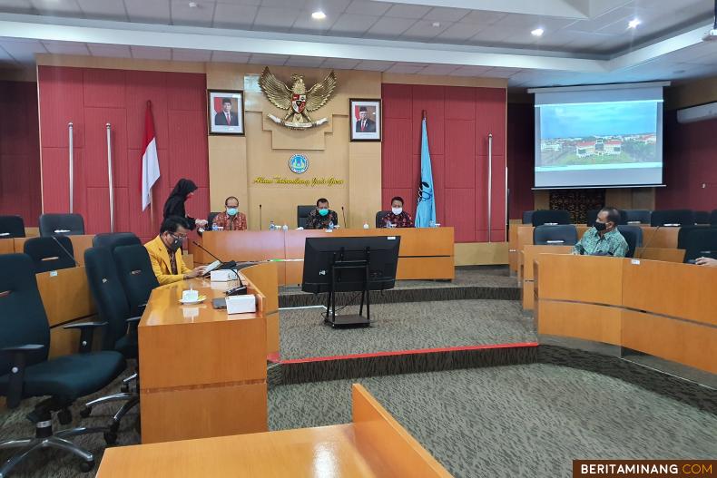 Tim Universitas Jambi melakukan studi banding ke Universitas Negeri Padang dan diterima oleh Rektor Prof. Ganefri, Ph.D. di ruang sidang senat Rektorat Kampus UNP Air Tawar Padang pada Rabu (9/9).