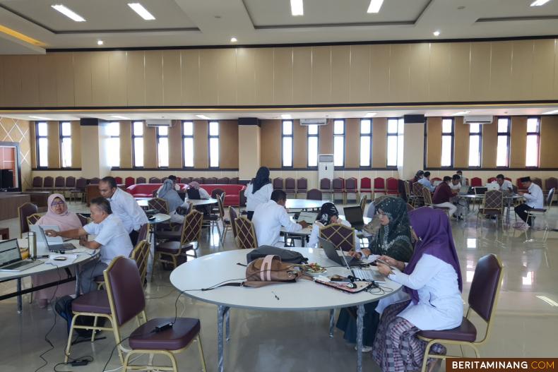 Tim ZI FBS Universitas Negeri Padang Lokakarya Penyusunan LKE Zona Integritas di Auditorium FBS Kampus FBS UNP Air Tawar Padang pada Senin (13/6).