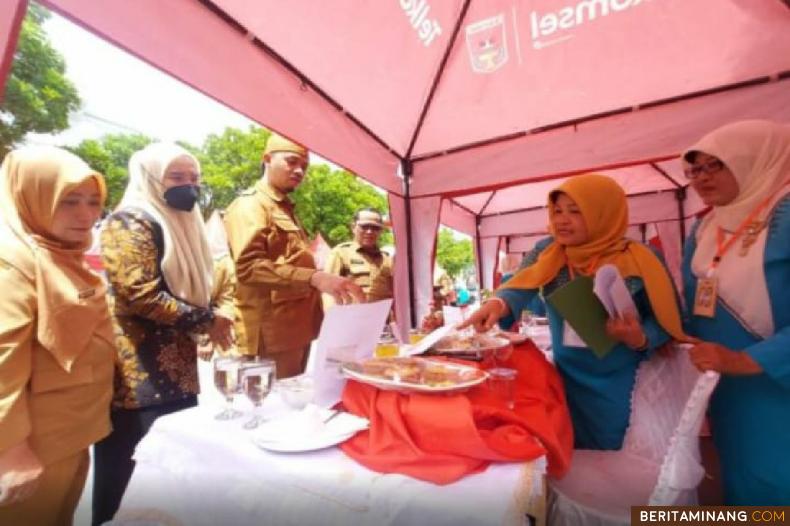 Wako Bukittinggi bersama ketua Forikan Ny.Fiona Erman Safar melihat hasil olahan menu serba ikan pada lomba memasak bahan ikan. Foto : dok.diskominfo