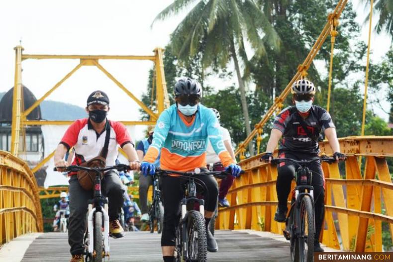 Pjs. Bupati Solsel, Jasman Rizal,  (baju biru dan orangr) bersama ASN dilingkungan Pemkab Solsel saat melewati jembatan ' kuniang'Nagari Sarumibu Rumah Gadang, Koto Baru, Minggu (18/10/2020). Foto: Afrizal. A