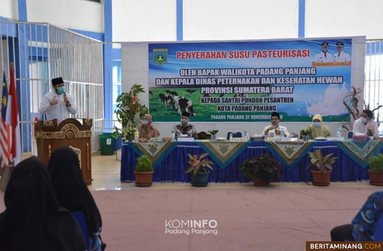 Penyerahan secara simbolis Kepala Disnak Keswan, drh. Erinaldi, MM menyerahkan bantuan susu pasteurisasi yang diterima Walikota, H. Fadly Amran, BBA Datuak Paduko Malano di Ponpes Darul Hikmah, Kecamatan Padang Panjang Barat, Jumat (27/11). Foto: Kominfo Padang Panjang