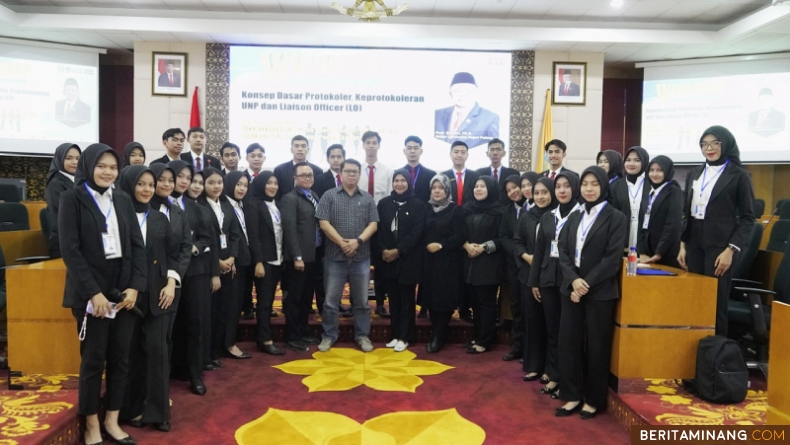 Kepala Kantor Layanan Informasi, Humas, dan Protokoler UNP, Okki Trinanda, S.E., M.M foto bersama peserta workshop, di Ruang Sidang Senat Lantai 4, Air Tawar Padang, Sabtu (2/12/2023). Foto: Humas UNP