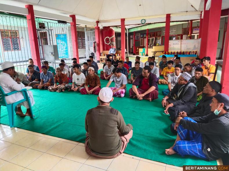 Suasana kegiatan kerohanian di Rutan Kelas IIB Muara Labuh yang dilaksanakan di bawah pengawasan Kasi Pelayanan, Rusdynal, dan Zam Zami selaku panitia, Jumat (03/09/2021) kemarin. Afrizal. A