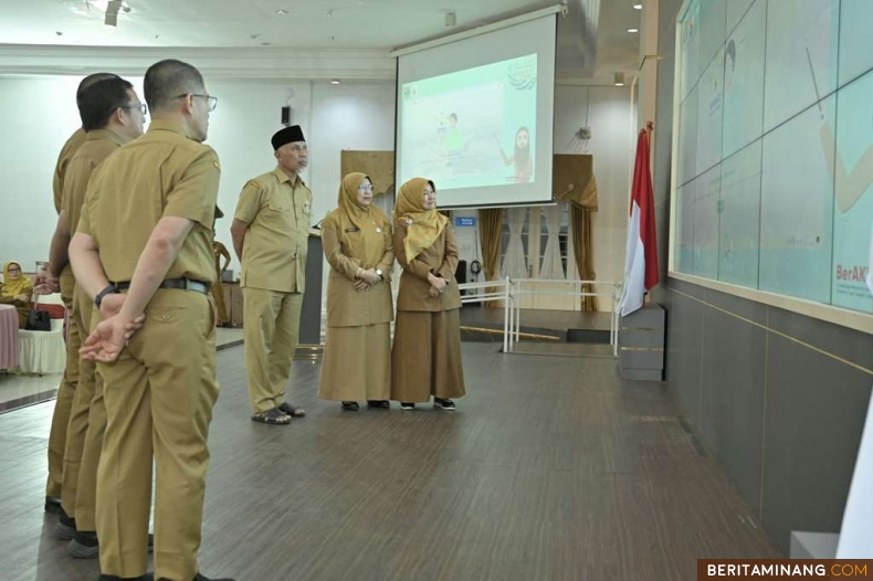 Gubernur Sumatera Barat (Sumbar), Mahyeldi Ansharullah, seriu perhatikan layar saat peluncuran Aplikasi Sepakat di sela rapat staf bulanan Pemprov Sumbar di Auditorium Istana Gubernuran, Senin (25/11/2024). Foto: Biro Adpim Sumbar