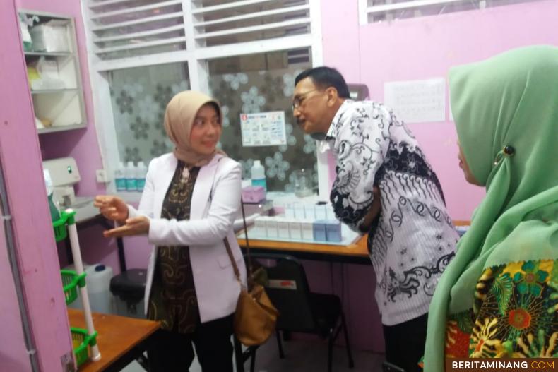 Bupati Hendrajoni mensengarkan penjelasan dr. Sely alinta syukri, Sp,PA, tentang cara kerja di labor pathology. Humas Pessel