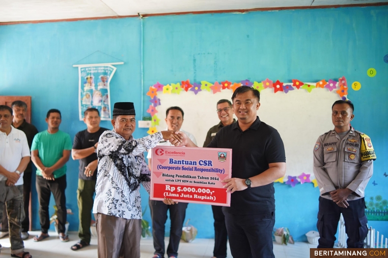 Bupati Dharmasraya Sutan Riska saat berada di SDN 01 Sembilan Koto menyerahkan bantuan Corporete Social Responsibility (CSR) Execellencia Surakata kepada Kepala SDN 01 Sembilan Koto, Thamrin, Rabu (30/10/2024. Foto: Kominfo Dharmasraya