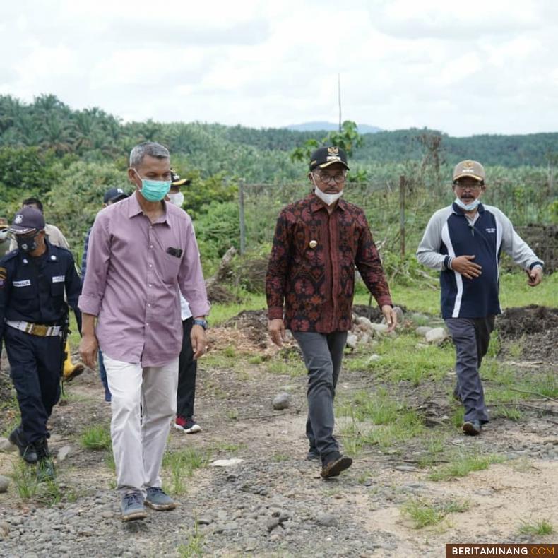 Bupati Solsel. H. Khairunas (tengah) bersama Manager PTP VI, Zulkarnain (kiri), Camat SBJ Muslim (kanan)  dan rombongan meninjau lokasi yang menyebabkan bajir sering terjadi di SBJ, Sabtu (1/5/2021). Afrizal. A