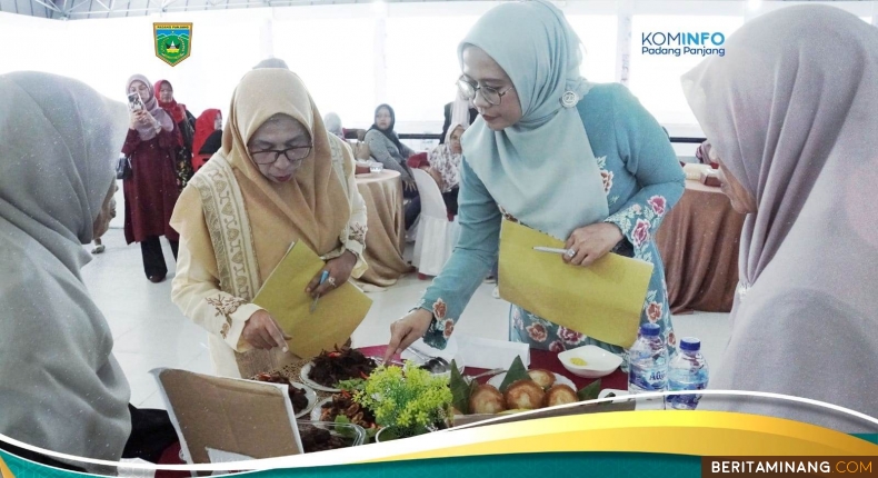 Suasana penilaian Perwakilan 16 TP-PKK se-Kota Padang Panjang yang mengikuti Lomba Masak Rendang dan Nasi Kuning, Selasa (10/12/2024) di Gedung Serbaguna Sport Centre. Foto: Kominfo Padang Panjang