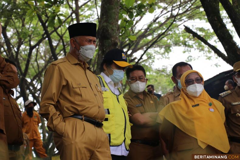 Gubernur Sumbar, Mahyeldi saat meninjau kondisi TPA Regional Payakumbuh.