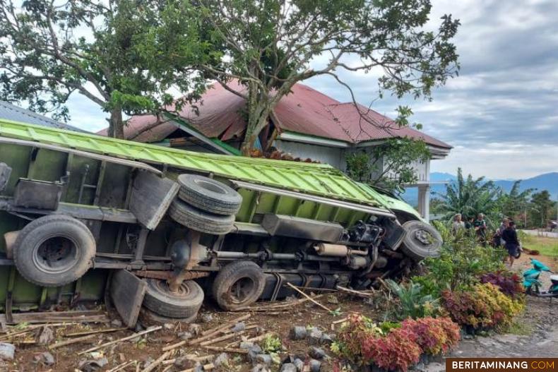 Truk Sawit yang tergolek usai menhantam dua rumah penduduk di Guguak Solok, Sopir Terluka. Foto: Suhanewscoid