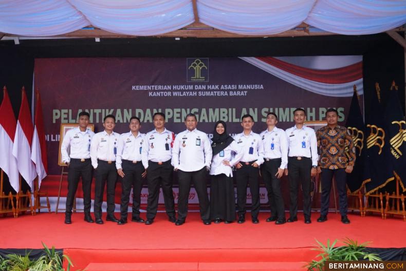 Tujuh PNS Kemenkumham di Rutan Muaralabuh, usai pelaksanaan pelantikan dan pengambilan sumpah foto bersama, Karutan Sarwono dan Kakanwil Kemenkumham Provinsi Sumbar Haris Sukamto ,Jumat (3/3/2023). Foto Humas Rutan Muaralabuh