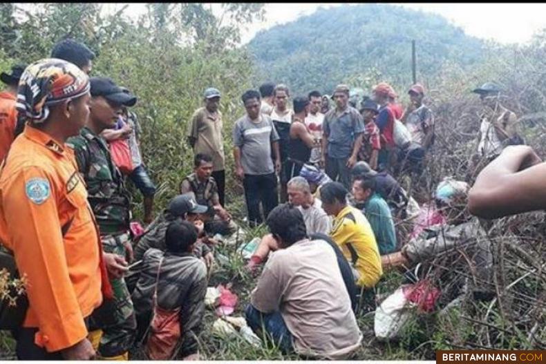 Ketujuh warga yang hilang sedang menyantap makanan yang dibawa Tim Penyelamat gabungan. Foto IG/basarnaspasaman