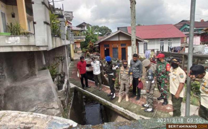 Satpol PP Padang Panjang saat turun ke lapangan.