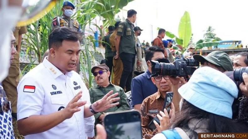 Bupati Dharmasraya Sutan Riska diwawancarai wartawan usai membuka Ekspedisi Sungai Batang Hari.