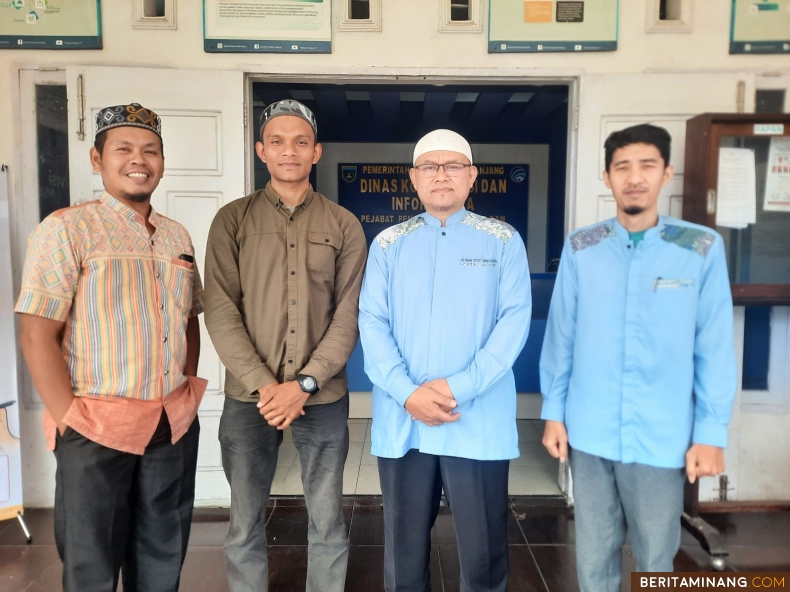 Ungku Zulfikar yang lulus kuliah di Universitas Al-Azhar Asy-Syarif Mesir didampingi Ungku Makmur, Jumat (15/11/2024). Foto: AS