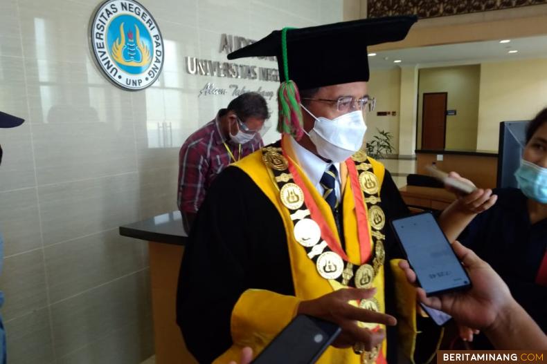 Rektor UNP, Prof. Ganefri, Ph.D., saat diwawancarai wartawan. Foto: Rokcalva