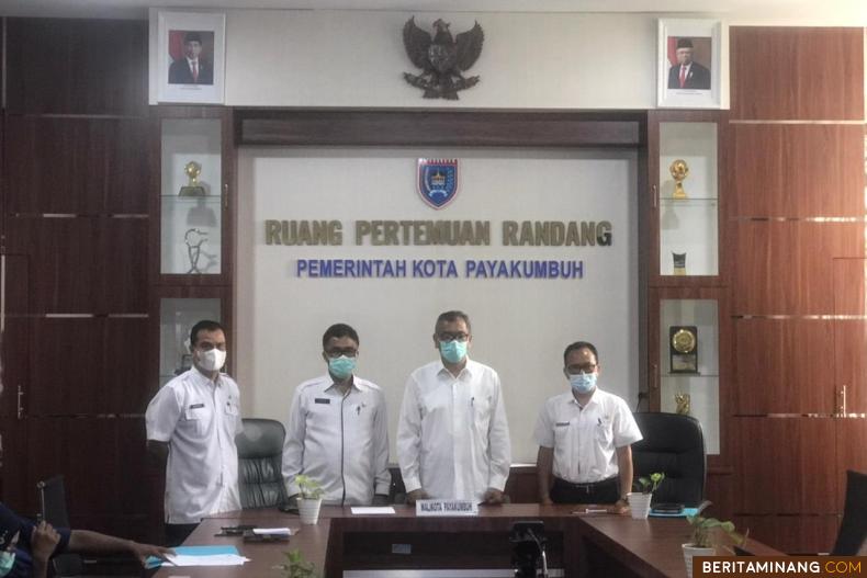 Wali Kota Payakumbuh Riza Falepi saat menerima penghargaan tersebut secara virtual dari dari Ketua BPK-RI Perwakilan Sumatera Barat Yusnadewi melalui video conference via zoom meeting di Aula Randang Lantai II kantor Walikota Payakumbuh, Rabu (5/5).