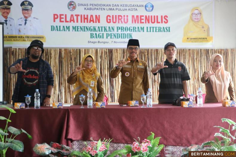 Bupati Lima Puluh Kota Safaruddin Bersama Kadis Pendidikan saat membuka Pelatihan Guru Menulis. Foto : Dok Kominfo Liko