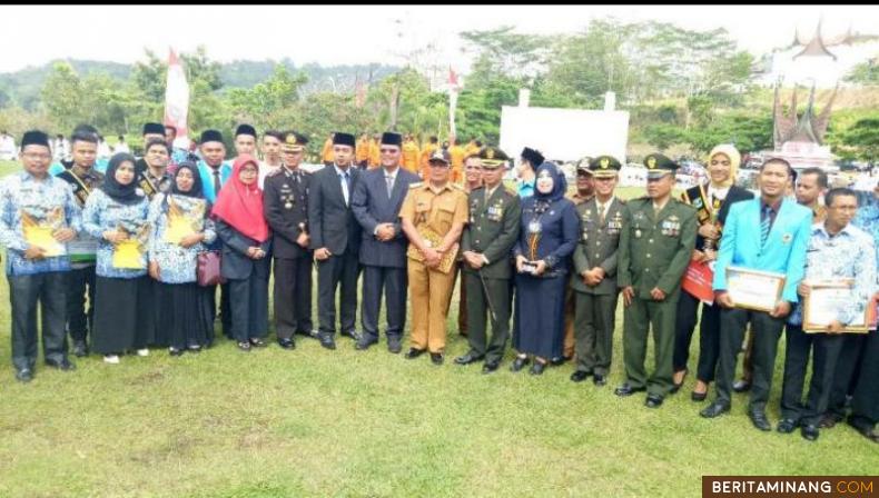 Bupati Irfendi Arbi foto bersama usai upacara peringatan Hari Sumpah Pemuda. Foto Medio