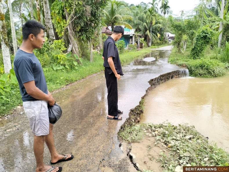 Kondisi jalan yang rusak akibat banjir di Pessel, Senin (2/12/2024) kemaren. Foto: BPBD Pessel