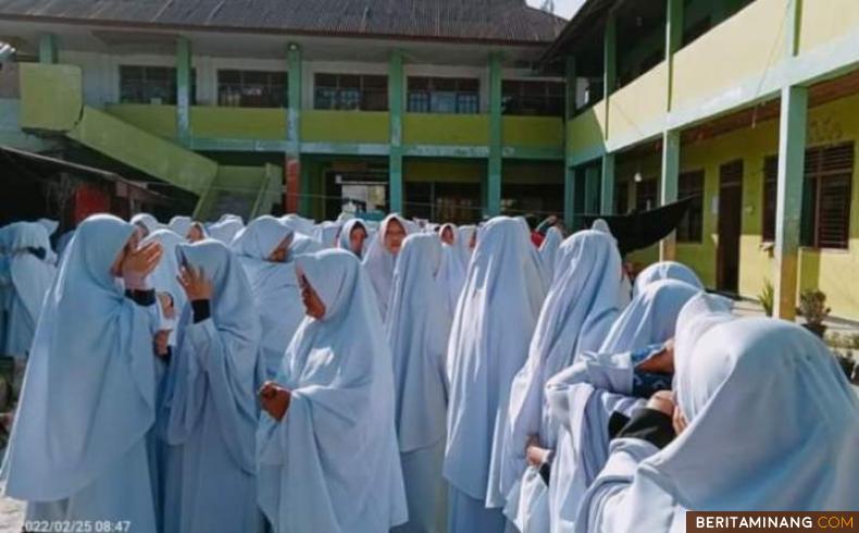 Siswa sebuah sekolah menangis bersama usai berhamburan melihat sekolah mereka hancur. Ist.