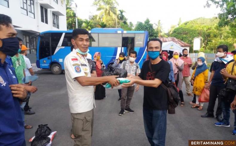 Perantau Pessel yang sampai di Painan usai karantina di Baso diberi bantuan sembako. Foto Humas Pessel