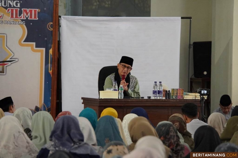 Ustaz Zacky Mirza, Lc saat memberi tausiyah dalam Safari Dakwah di Masjid Agung Manarul Ilmi Islamic Center, Jumat (11/10/2024). Foto: Kominfo Padang Panjang