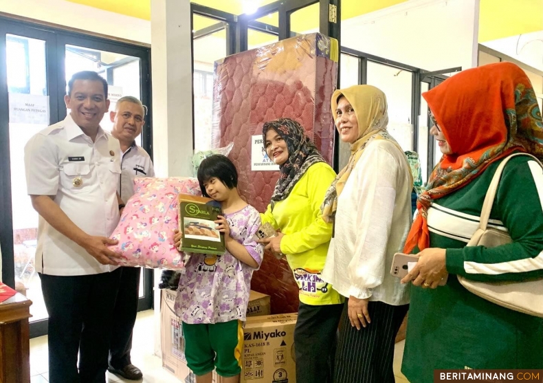 Bantuan Kemensos usulan Pemko melalui Dinas Sosial PPKBPPPA Padang Panjang, diserahkan secara simbolis kepada penyandang disabilitas oleh Penjabat (Pj) Wali Kota, Sonny Budaya Putra, AP, M.Si, Rabu (25/9/2024). Foto: Kominfo Padang Panjang