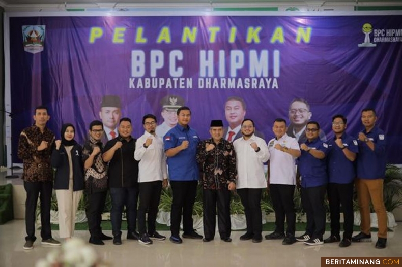 Sekretaris Daerah Adlisman foto bersama usai pelantikan pengurus HIPMI Dharmasraya. (Foto: Kominfo Dharmasraya)