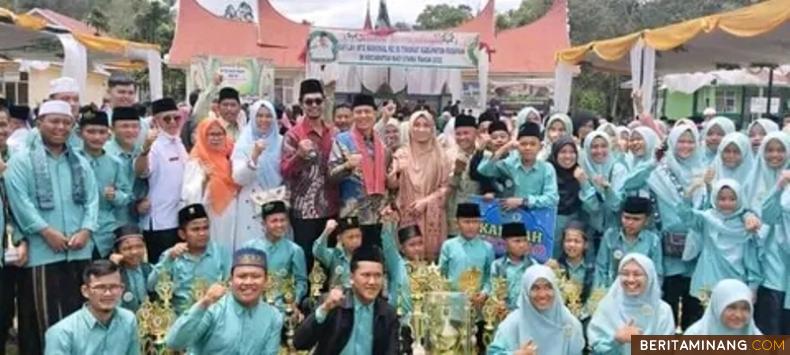 Wakil Bupati Pasaman Sabar AS bersama para juara Pada MTQ Nasional tingkat Kabupaten Pasaman di Rao Utara, Rabu (19/10/2022). Foto: MAL