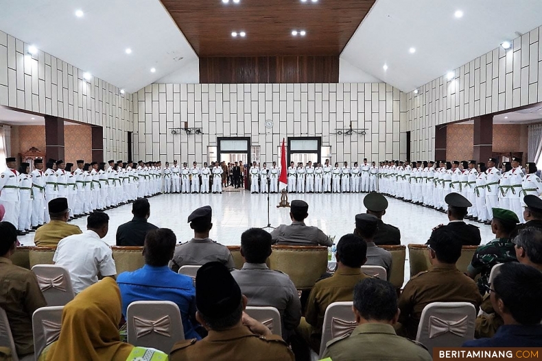 Wakil Bupati Solok Selatan H. Yulian Efi Kukuhkan Anggota Paskibra Kabupaten di Aula Sarantau Sasurambi, Kantor Bupati, Selasa (15/08/2023). Foto Diskominfo