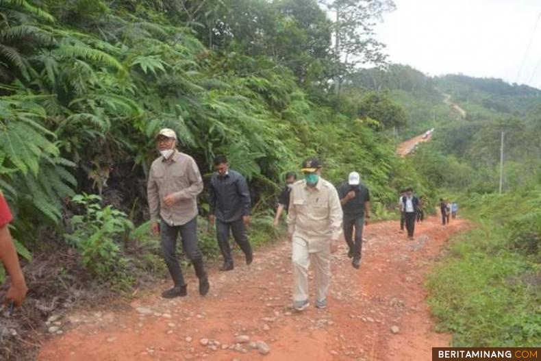 Wagub Nasrul Abit dan Plt Bupati Solsel Abdul Rahman saat meninjau jalan Abai Sangir-Sungai Dareh. Foto Humas Sumbar