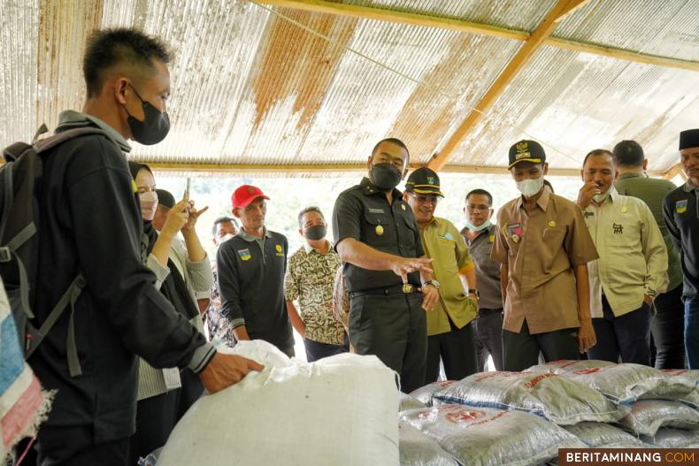 Saat Wagub Sumbar Audy Joinaldy melakukan kunjungan ke Solsel, yang menyempatkan diri untuk melihat usaha peternakan petani Solsel. Dok.