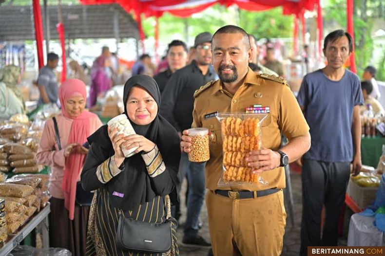 Wakil Gubernur Sumatera Barat (Wagub Sumbar), Audy Joinaldy berpose dengan pedagang usai membuka Kegiatan Bazar Ramadhan 1445 Hijriah di Halaman Kantor Gubernur Sumbar, Senin (1/4/2024). Foto: Adpim Sumbar