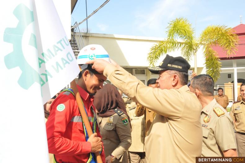 Wakil Gubernur Sumatera Barat Nasrul Abit dalam upacara peringatan hari keselamatan dan kesehatan kerja (K3). Humas Sumbar