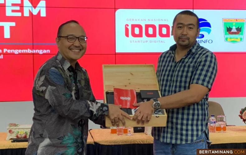 Wagub Sumbar Audy Joinaldy bersama Direktur Pemberdayaan Informatika Kementrian Kominfo, Bonifasius Wahyu Pudjianto.